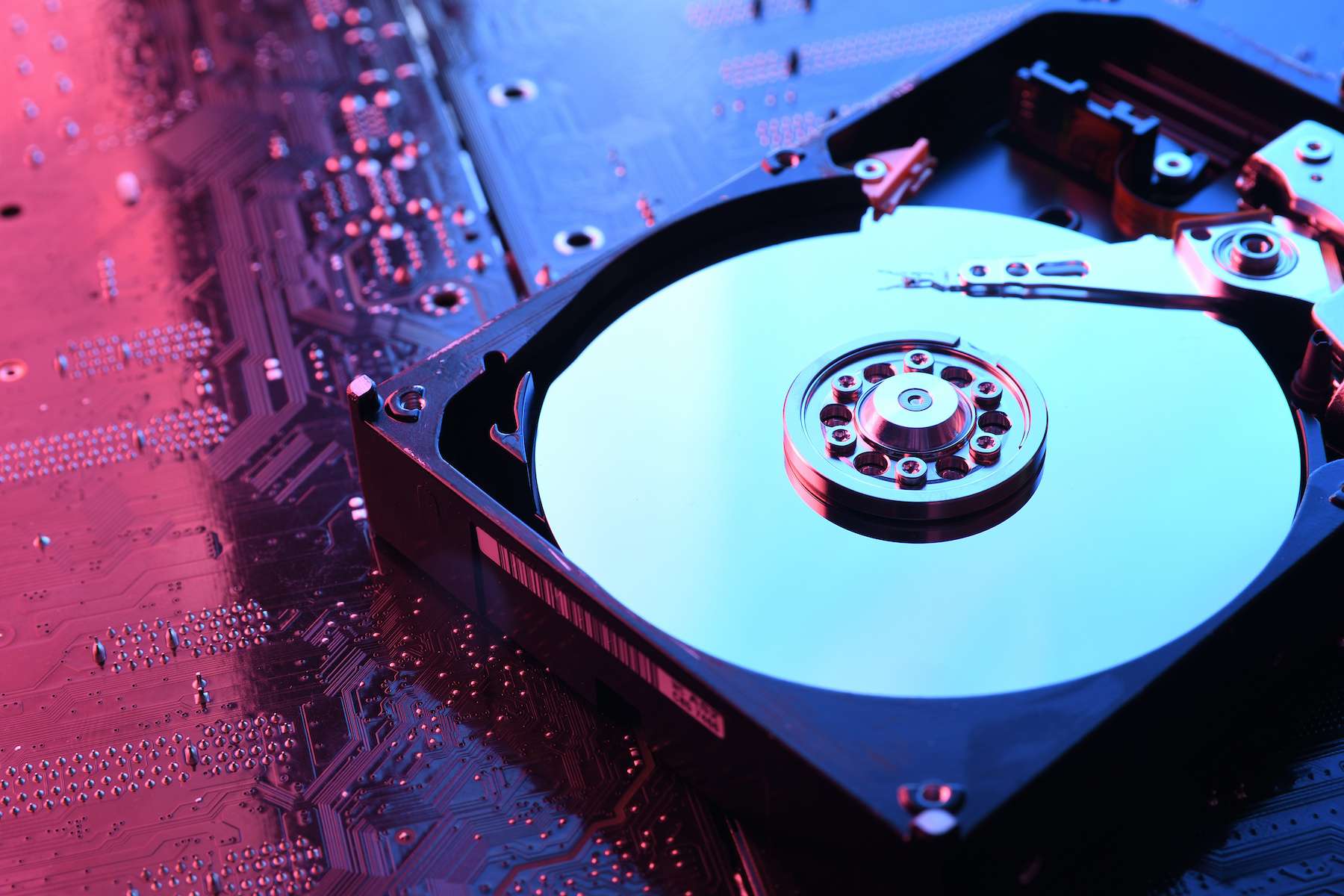 587442f44d_50183444_disque-dur-magnetique-ivan-adobe-stock